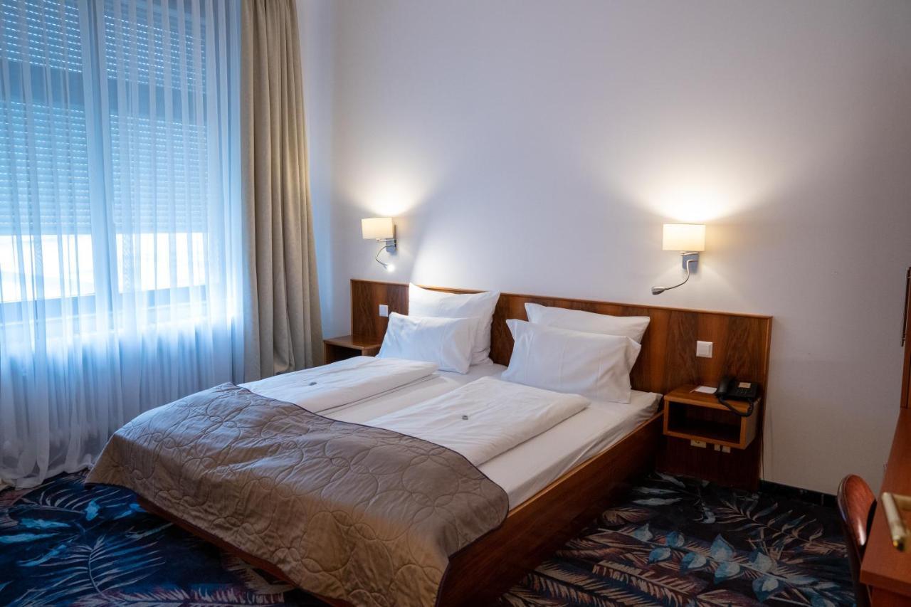 Hotel Etol บาเดน-บาเดน ภายนอก รูปภาพ