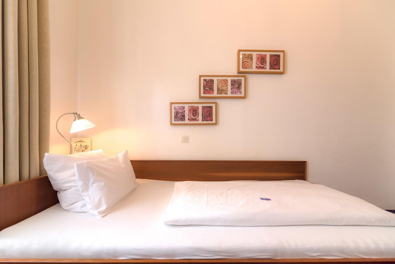 Hotel Etol บาเดน-บาเดน ภายนอก รูปภาพ