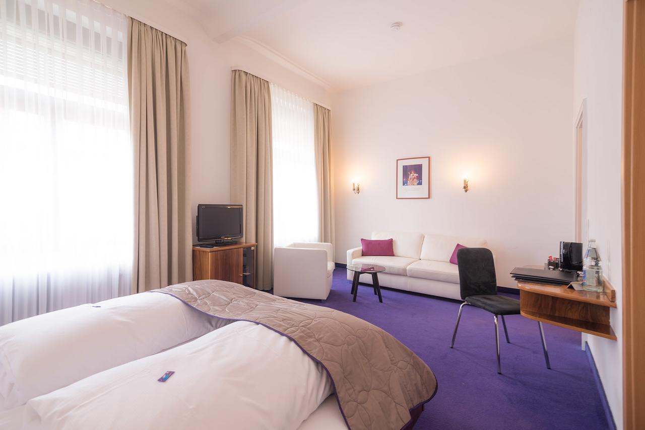 Hotel Etol บาเดน-บาเดน ภายนอก รูปภาพ