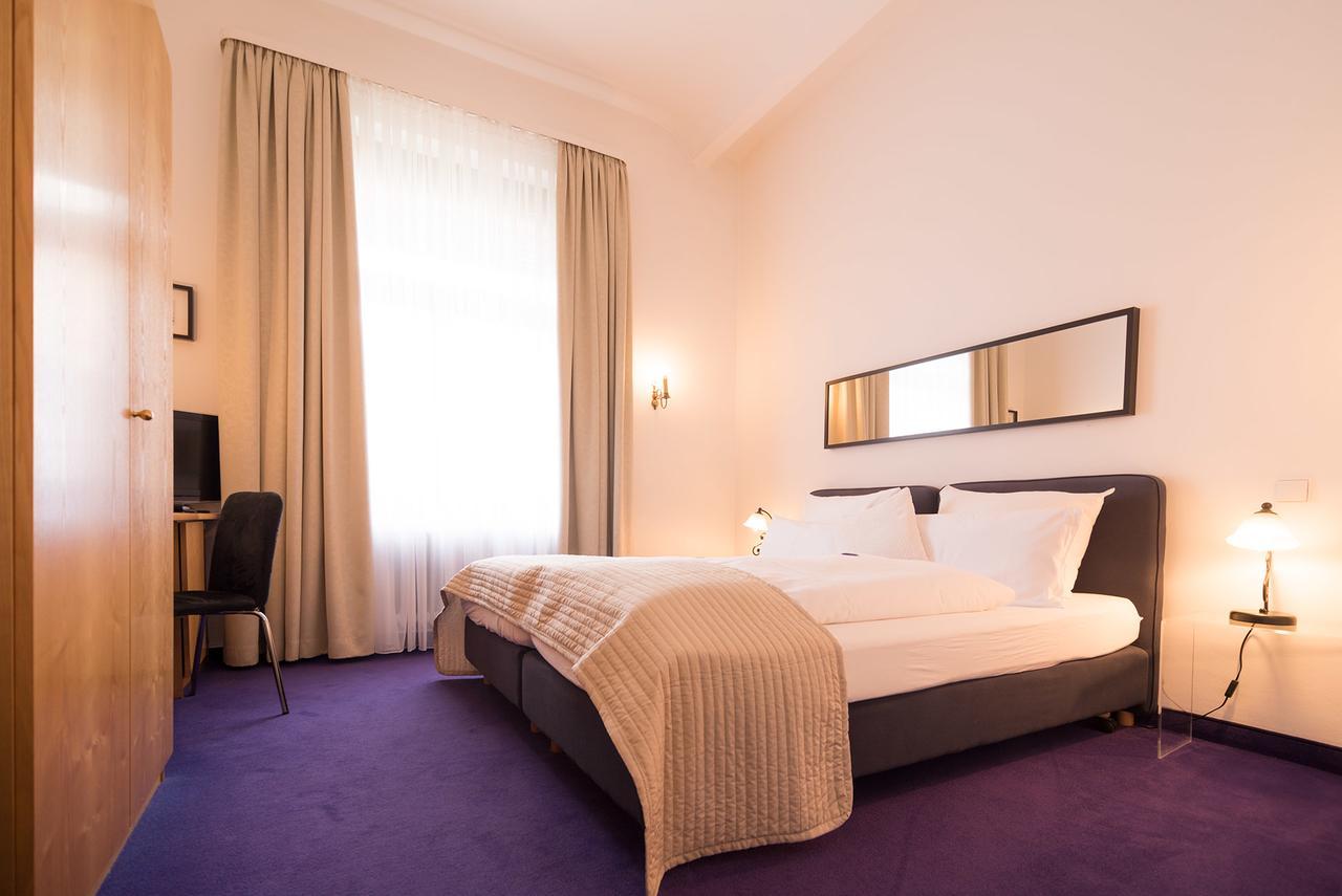 Hotel Etol บาเดน-บาเดน ภายนอก รูปภาพ